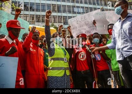 Nairobi, Kenya. 18 novembre 2020. Des manifestants ougandais élèvent leurs poings lors d'une manifestation à Nairobi.des immigrants ougandais au Kenya ont protesté devant le Haut-commissariat de l'Ouganda contre l'arrestation du candidat présidentiel Robert Kyagulanyi, communément appelé Bobi Wine à Kampala hier. Trois personnes sont mortes et plusieurs ont été blessées lors de la manifestation qui a éclaté dans le district de Luuka, dans l'est de l'Ouganda. Selon la police ougandaise, Bobi Wine a été arrêté pour avoir violé les restrictions de Covid-19 lors de ses rassemblements de campagne présidentielle. Crédit : SOPA Images Limited/Alamy Live News Banque D'Images