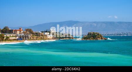 Athènes, Attique / Grèce - 2018/04/01: Vue panoramique du quartier touristique de la ville portuaire du Pirée au Golfe Saronique de la mer Egée dans une large zone métropolitaine Banque D'Images