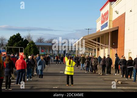 Glasgow, Écosse, Royaume-Uni. 19 novembre 2020. La veille du niveau 4 le plus élevé est imposé aux magasins de l'ouest et du centre de l'Écosse sont occupés avec des membres du public en vigueur. Photo : le supermagasin Costco de Glasgow a de longues files d'attente à l'extérieur. Le public achète des achats de Noël et beaucoup de rouleaux de papier toilette. Iain Masterton/Alay Live News Banque D'Images