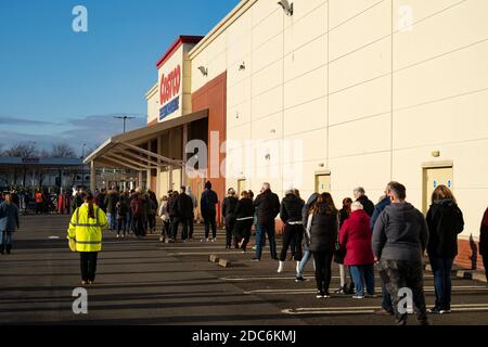 Glasgow, Écosse, Royaume-Uni. 19 novembre 2020. La veille du niveau 4 le plus élevé est imposé aux magasins de l'ouest et du centre de l'Écosse sont occupés avec des membres du public en vigueur. Photo : le supermagasin Costco de Glasgow a de longues files d'attente à l'extérieur. Le public achète des achats de Noël et beaucoup de rouleaux de papier toilette. Iain Masterton/Alay Live News Banque D'Images