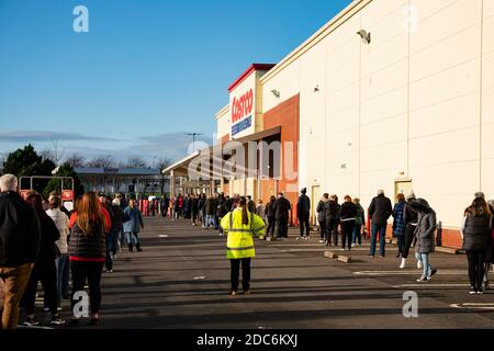 Glasgow, Écosse, Royaume-Uni. 19 novembre 2020. La veille du niveau 4 le plus élevé est imposé aux magasins de l'ouest et du centre de l'Écosse sont occupés avec des membres du public en vigueur. Photo : le supermagasin Costco de Glasgow a de longues files d'attente à l'extérieur. Le public achète des achats de Noël et beaucoup de rouleaux de papier toilette. Iain Masterton/Alay Live News Banque D'Images