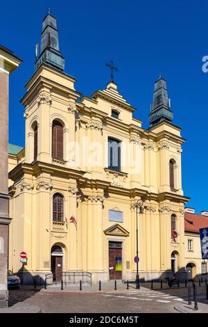 Varsovie, Mazovie / Pologne - 2020/05/10: Façade de l'église de l'ordre franciscain de Saint François - Kosciol SW. Ducha - dans la rue Zakroczymska dans la nouvelle historique Banque D'Images