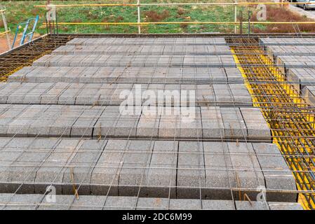 Détail de la dalle de béton armé avec des blocs de béton léger sous construction Banque D'Images