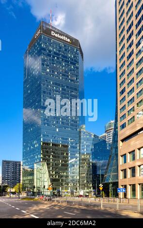 Varsovie, Mazovia / Pologne - 2020/05/22: Vue panoramique de la tour Q22 de bureau d'Echo Investment à al Avenue Jana Pawla II dans le quartier du centre-ville de Wola Banque D'Images