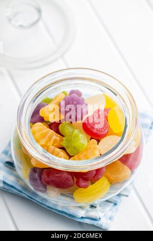 Bonbons en gelée fruitée colorés dans un pot. Banque D'Images