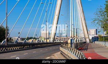 Varsovie, Mazovia / Pologne - 2020/05/09: Vue panoramique sur le pont Swietokrzyski - la plupart Swietokrzyski - avec la Vistule et le centre-ville de Srodmiescie i Banque D'Images
