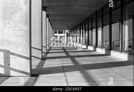 La passerelle à l'extérieur de la Bibliothèque sur le campus de l'Université d'East Anglia (UEA) en 1976. Banque D'Images