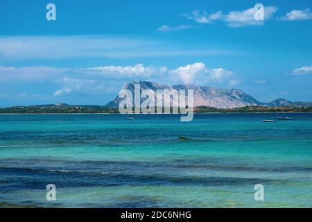 Vue panoramique sur la côte de la Costa Smeralda de la mer Tyrrhénienne et l'île d'Isola Tavolara vue depuis la station balnéaire de San Teodoro en Sardaigne, Italie Banque D'Images