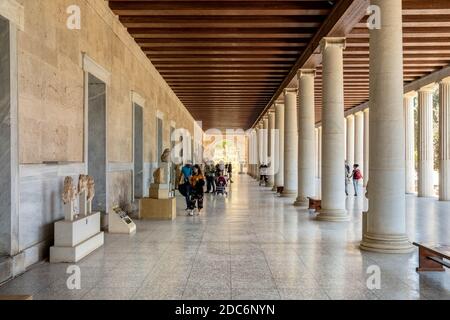 Athènes, Attique / Grèce - 2018/04/02: Passerelle couverte de la STOA reconstruite d'Attalos dans l'ancienne zone archéologique d'Agora d'Athènes Banque D'Images