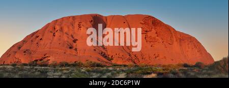 Motif d'érosion du crâne sur la face nord du site de l'UNESCO Uluru, Australie. Banque D'Images