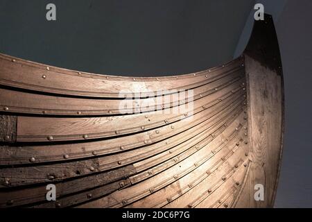 Oslo, Ostlandet / Norvège - 2019/08/31: Navire Gokstad excavé sur le site archéologique d'enfouissement des navires, exposé au Musée des navires vikings sur la péninsule de Bygdoy Banque D'Images