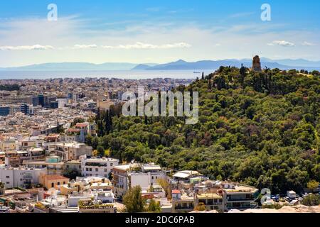 Athènes, Attique / Grèce - 2018/04/02: Vue panoramique de la ville d'Athènes avec le Monument de Philopapos et la colline de Philopapou - colline de Mouseion - vue de Banque D'Images