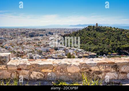 Athènes, Attique / Grèce - 2018/04/02: Vue panoramique de la ville d'Athènes avec le Monument de Philopapos et la colline de Philopapou - colline de Mouseion - vue de Banque D'Images