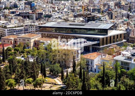 Athènes, Attique / Grèce - 2018/04/02: Vue panoramique du bâtiment moderne du musée de l'Acropole dans la ville métropolitaine d'Athènes Banque D'Images