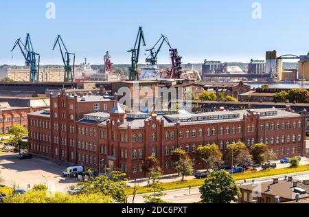 Gdansk, Pomerania / Pologne - 2020/07/14: Vue panoramique de l'infrastructure industrielle du chantier naval de Gdansk avec bâtiment historique principal de la direction du chantier naval Banque D'Images