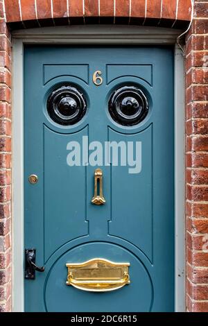 La porte d'entrée d'UNE maison à Lewes en forme de visage, Lewes, East Sussex, Royaume-Uni. Banque D'Images