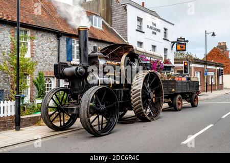 Un moteur de traction à vapeur dans High Street, Lewes, East Sussex, Royaume-Uni. Banque D'Images