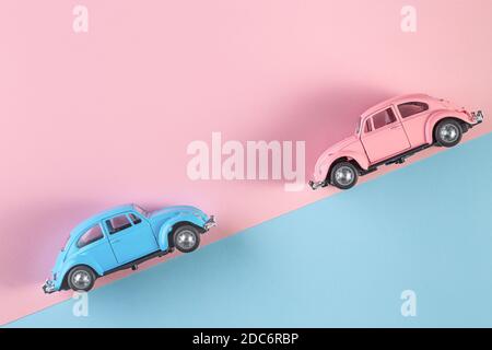 Izhevsk, Russie, 15 février 2020. Petites voitures rétro rétro rétro rétro sur fond rose et bleu. Voitures de course sur le circuit de course. Automobile et transposor Banque D'Images