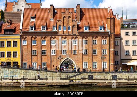 Gdansk, Pomerania / Pologne - 2020/07/14: Maisons hanséatiques historiques sur le remblai de la rivière Motlawa dans le centre de la vieille ville Banque D'Images