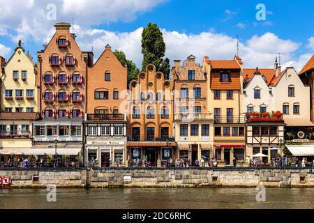Gdansk, Pomerania / Pologne - 2020/07/14: Maisons hanséatiques historiques sur le remblai de la rivière Motlawa dans le centre de la vieille ville Banque D'Images
