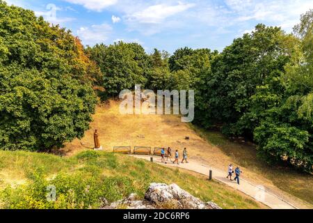 Checiny, Swietokrzyskie / Pologne - 2020/08/16: Pentes orientales de la colline du château royal de Checiny - Zamek Klolewski W Checinach - forteresse médiévale en pierre Banque D'Images