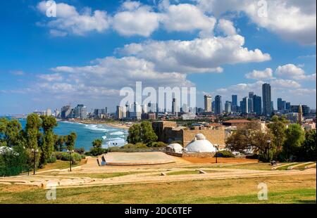 Tel Aviv Yafo, Gush Dan / Israël - 2017/10/11: Vue panoramique du centre-ville de tel Aviv sur la côte méditerranéenne et le quartier des affaires vu de la vieille ville Banque D'Images