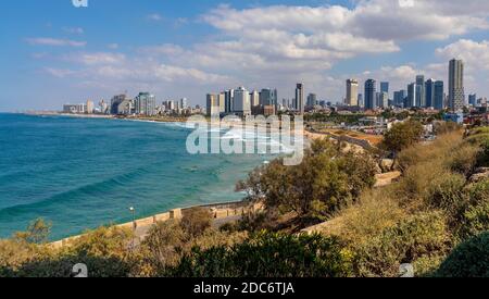 Tel Aviv Yafo, Gush Dan / Israël - 2017/10/11: Vue panoramique du centre-ville de tel Aviv sur la côte méditerranéenne et le quartier des affaires vu de la vieille ville Banque D'Images