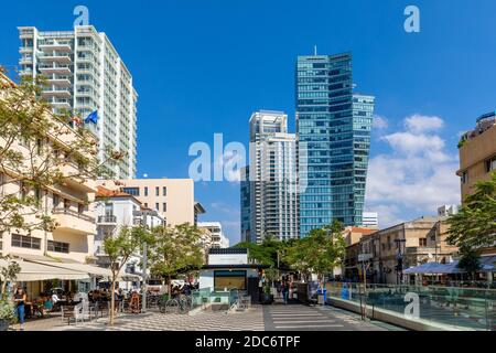 Tel Aviv Yafo, Gush Dan / Israël - 2017/10/11: Vue panoramique du centre ville de Lev Hair quartier avec Sderot Rothschild boulevard, Azrieli Sarona et bussin Banque D'Images