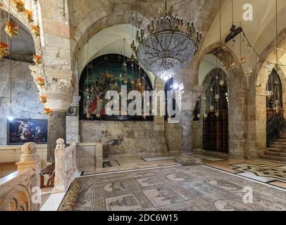 Jérusalem / Israël - 2017/10/11: L'intérieur de l'église du Saint-Sépulcre avec la chapelle de Sainte-Hélène du XIIe siècle dans le quartier chrétien du vieux ci historique Banque D'Images