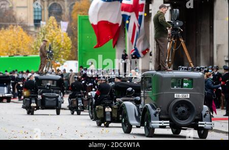 Munich, Allemagne. 19 novembre 2020. De nombreux acteurs et extras peuvent être vus au Musikhochschule pendant le tournage de la production Netflix 'Munich'. Le film devrait apparaître sur le service de diffusion en continu en 2021. A l'époque du socialisme national, la construction du Musikhochschule était la Führerbau. Le bâtiment a été principalement utilisé pour la représentation. C'est là que se trouvaient le bureau d'Hitler et les salles de travail de ses adjoints (à dpa: 'Drapeau NS pour le tournage - conservatoire à distance par mesure de précaution') Credit: Sven Hoppe/dpa/Alay Live News Banque D'Images