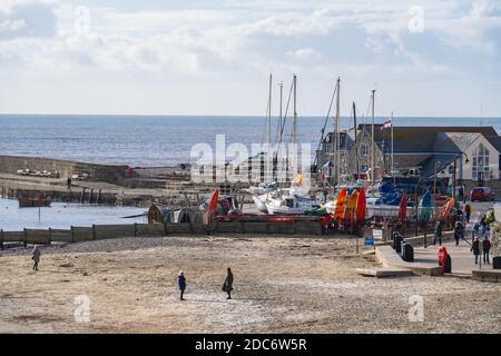 Lyme Regis, Dorset, Royaume-Uni. 19 novembre 2020. Météo au Royaume-Uni: Des sorts lumineux et ensoleillés à la station balnéaire de Lyme Regis. Les habitants de la région profitent d'un bref moment de répit par rapport au temps sombre et humide. Credit: Celia McMahon/Alamy Live News Banque D'Images