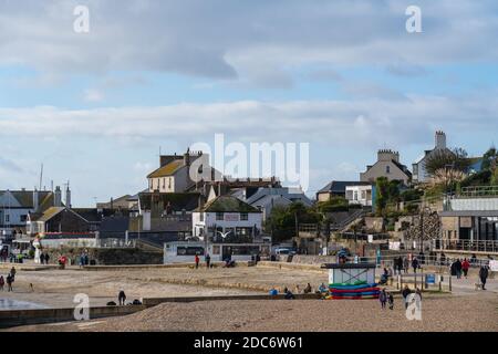 Lyme Regis, Dorset, Royaume-Uni. 19 novembre 2020. Météo au Royaume-Uni: Des sorts lumineux et ensoleillés à la station balnéaire de Lyme Regis. Les habitants de la région profitent d'un bref moment de répit par rapport au temps sombre et humide. Credit: Celia McMahon/Alamy Live News Banque D'Images