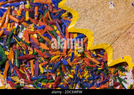 Macro de couleur crayons copeaux. Banque D'Images