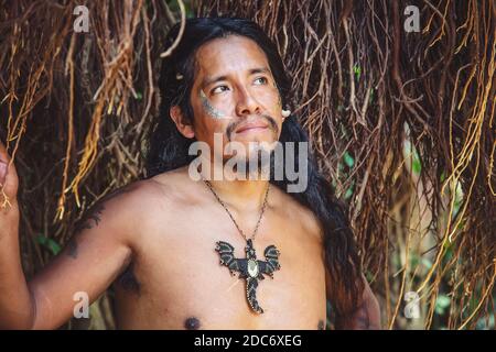 Portrait d'un jeune homme amérindien portant de la pierre minérale collier Banque D'Images