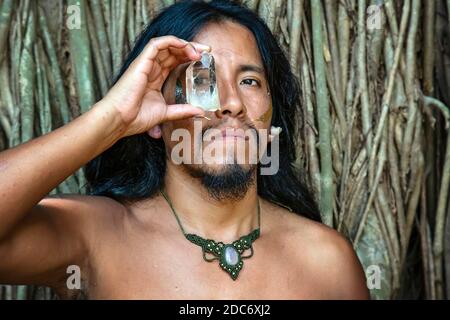 Portrait d'un jeune homme amérindien portant de la pierre minérale collier Banque D'Images