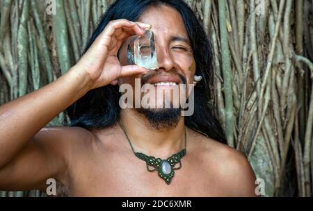 Portrait d'un jeune homme amérindien portant de la pierre minérale collier Banque D'Images