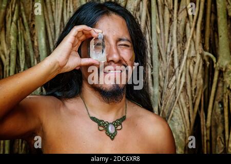 Portrait d'un jeune homme amérindien portant de la pierre minérale collier Banque D'Images