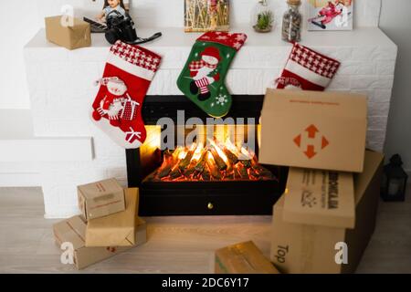 KIEV, UKRAINE - 16 novembre 2020: Boîtes Nova Poshta avec livraison de cadeaux de Noël se trouvent près de la cheminée Banque D'Images