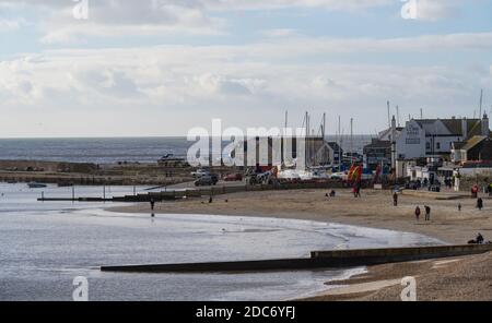 Lyme Regis, Dorset, Royaume-Uni. 19 novembre 2020. Météo au Royaume-Uni: Des sorts lumineux et ensoleillés à la station balnéaire de Lyme Regis. Les habitants de la région profitent d'un bref moment de répit par rapport au temps sombre et humide. Credit: Celia McMahon/Alamy Live News Banque D'Images