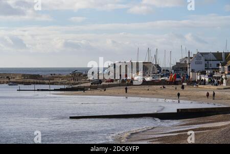 Lyme Regis, Dorset, Royaume-Uni. 19 novembre 2020. Météo au Royaume-Uni: Des sorts lumineux et ensoleillés à la station balnéaire de Lyme Regis. Les habitants de la région profitent d'un bref moment de répit par rapport au temps sombre et humide. Credit: Celia McMahon/Alamy Live News Banque D'Images