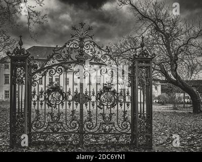 Derrière des portes fermées - un ancien manoir abandonné et délabré, Ivenack Manor, Mecklenburg-Pomerania, Allemagne. Banque D'Images