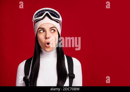 Portrait de jeune charmant choqué surpris surprise fille skieur regardant copyspace isolé sur fond rouge Banque D'Images