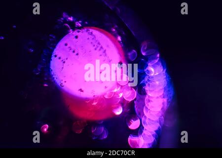 Magnifique bokeh ROUGE et VIOLET sur un abstrait sombre. Superbe motif d'arrière-plan pour un design élégant. Banque D'Images