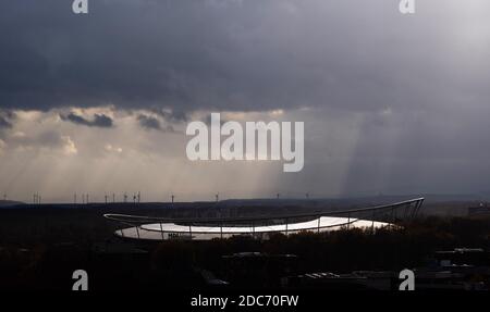 Hanovre, Allemagne. 19 novembre 2020. Le toit de l'arène HDI reflète avec éclat le soleil se brisant à travers les nuages sombres pendant un bref instant. Credit: Julian Stratenschulte/dpa/Alay Live News Banque D'Images