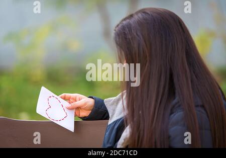 Femme tenant une lettre d'amour dans sa main Banque D'Images