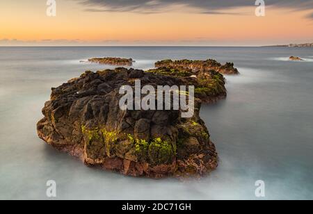 Formations rocheuses dans l'océan Atlantique dans les îles Canaries, Espagne. Banque D'Images