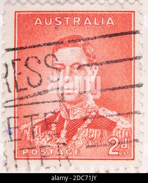 Antwerpen, Belgique - 17 novembre 2020 : un timbre imprimé par la poste australienne, présente le portrait de l'homme Banque D'Images