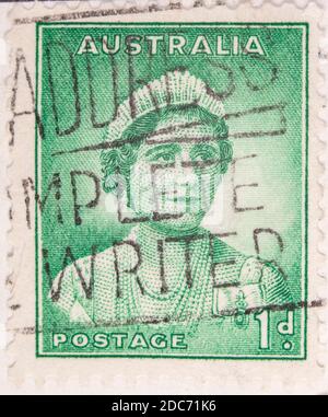 Antwerpen, Belgique - 17 novembre 2020 : un timbre imprimé par la poste australienne, présente le portrait d'une femme Banque D'Images