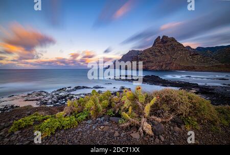 Paysage de la côte de Ténérife avec la technique de longue exposition au coucher du soleil. Banque D'Images