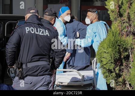 Naples, Italie. 19 novembre 2020. Paramedicals portent un coronavirus COVID-19 avec un brancard, pour l'emmener à l'hôpital Antonio Cardarelli où il sera traité. Crédit : Agence photo indépendante/Alamy Live News Banque D'Images